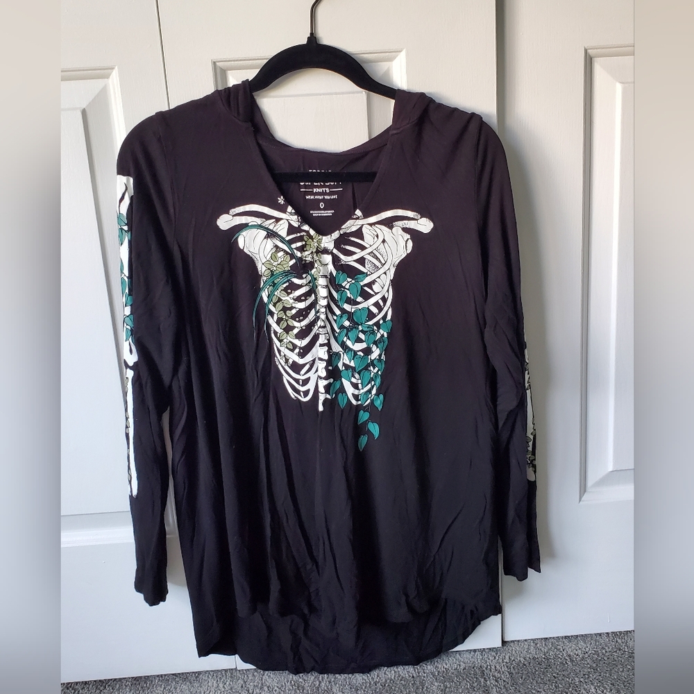 Black long sleeve ribcage shirt with hood (Torrid 0)